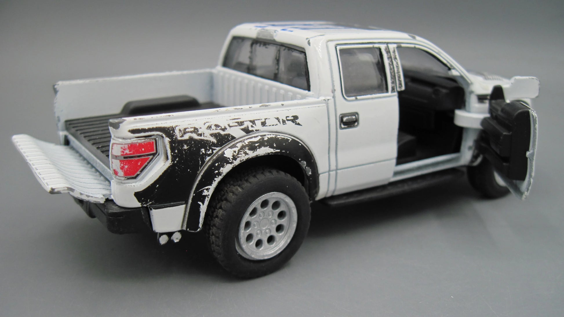 Kinsmart   Ford F-150 SVT Raptor Super Crew  White