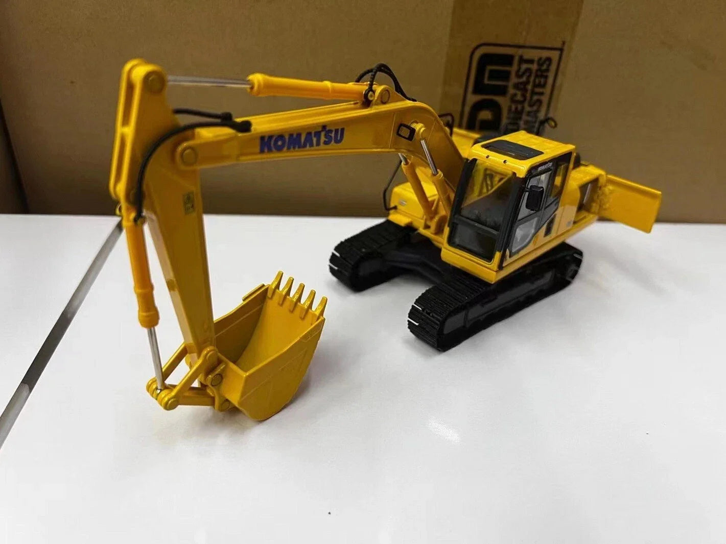 Komatsu   Komastu PC200-8 Excavator  Yellow