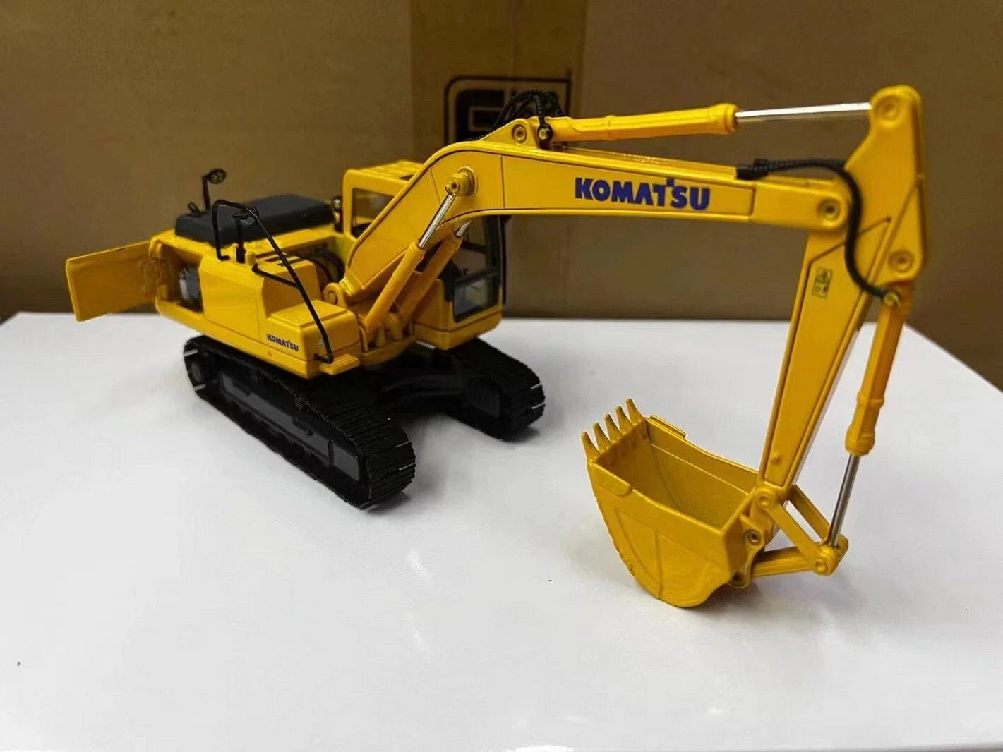 Komatsu   Komastu PC200-8 Excavator  Yellow