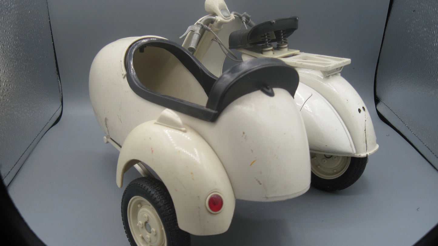 New-Ray   Piaggio Vespa 150 with Side Car 1955 Beige