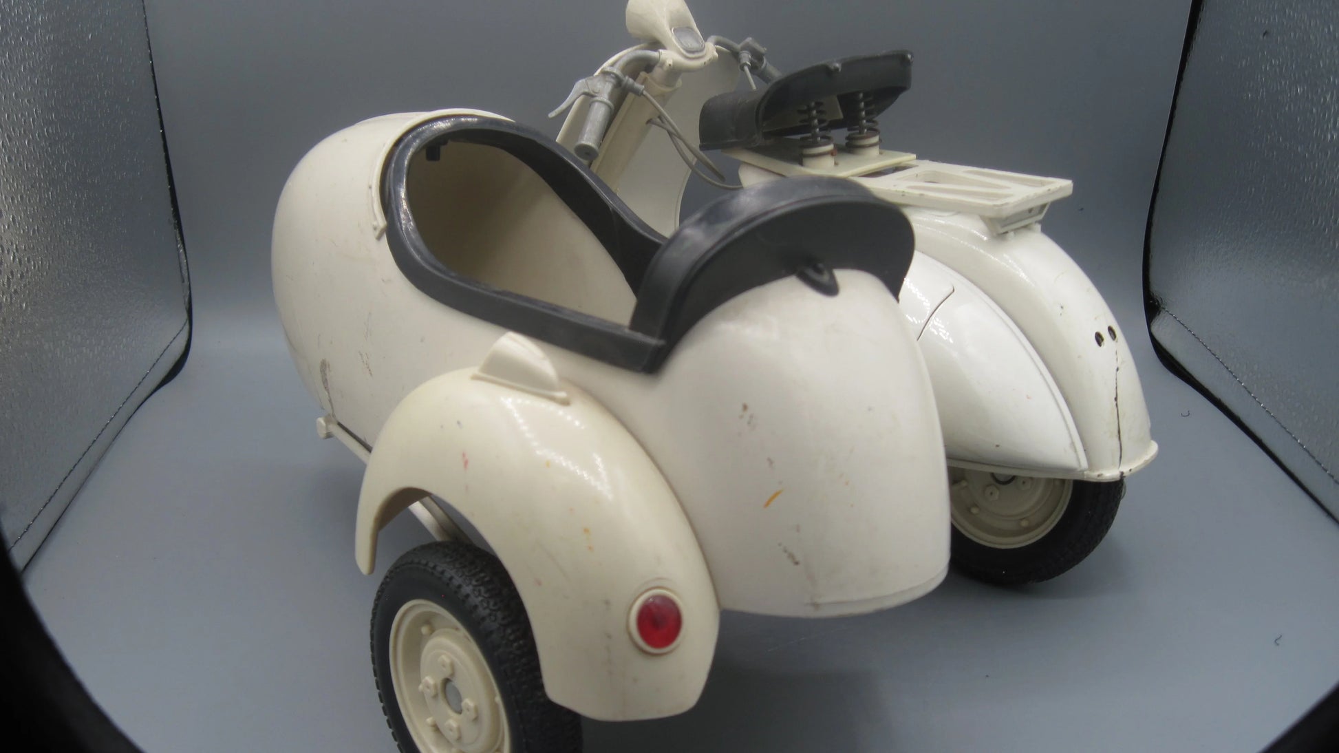 New-Ray   Piaggio Vespa 150 with Side Car 1955 Beige