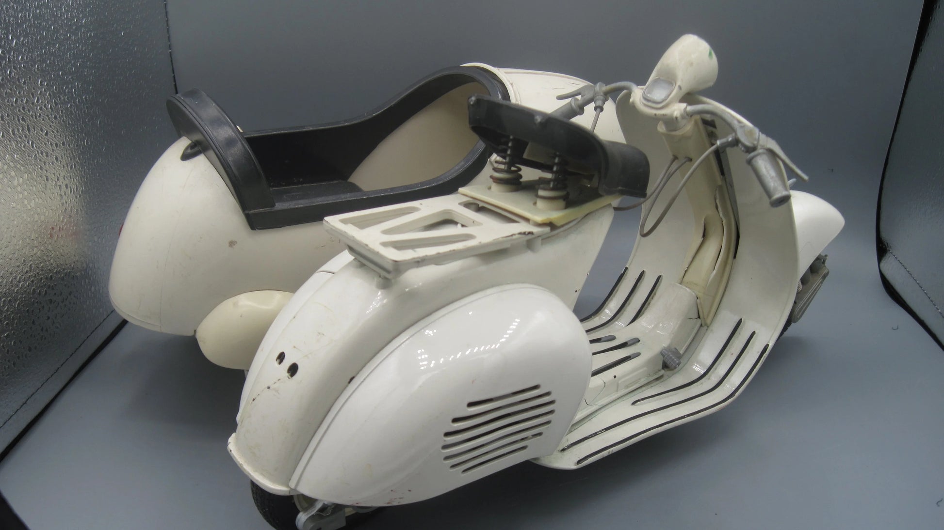 New-Ray   Piaggio Vespa 150 with Side Car 1955 Beige