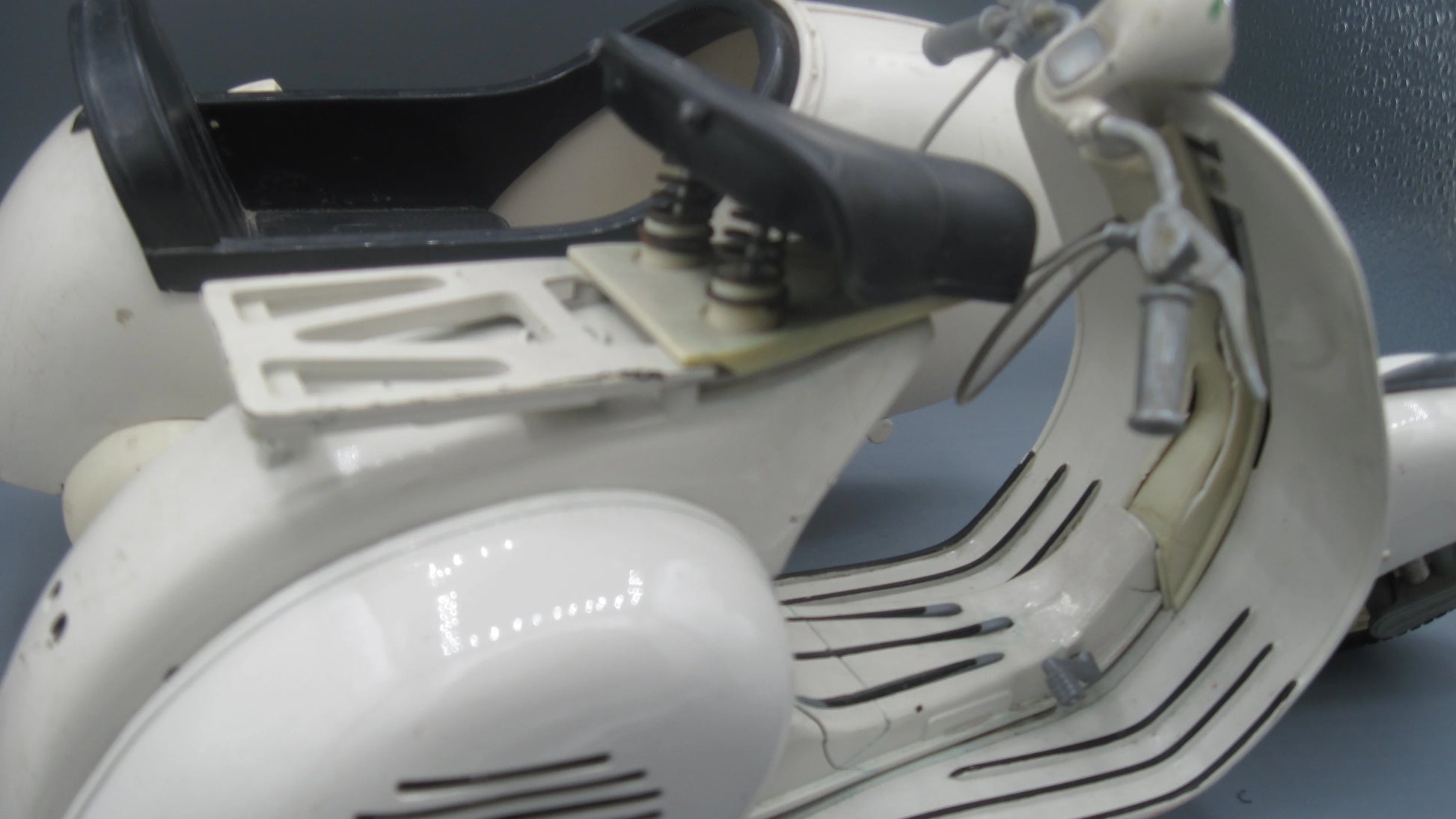 New-Ray   Piaggio Vespa 150 with Side Car 1955 Beige