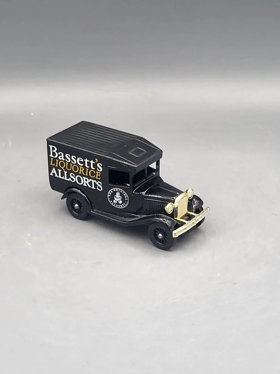 Lledo   Ford Model T - Bassett's - Days Gone 1934 Black