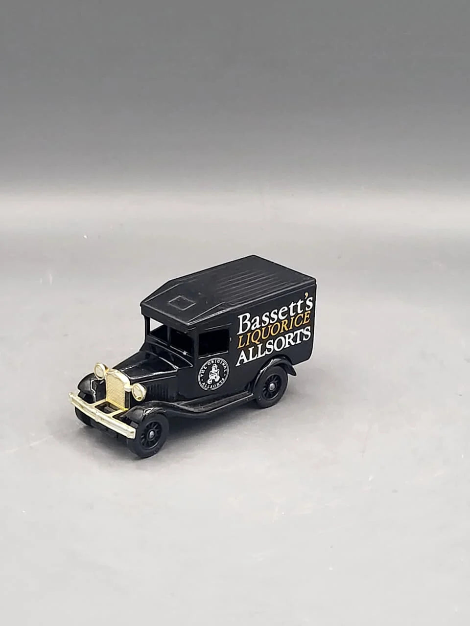 Lledo   Ford Model T - Bassett's - Days Gone 1934 Black