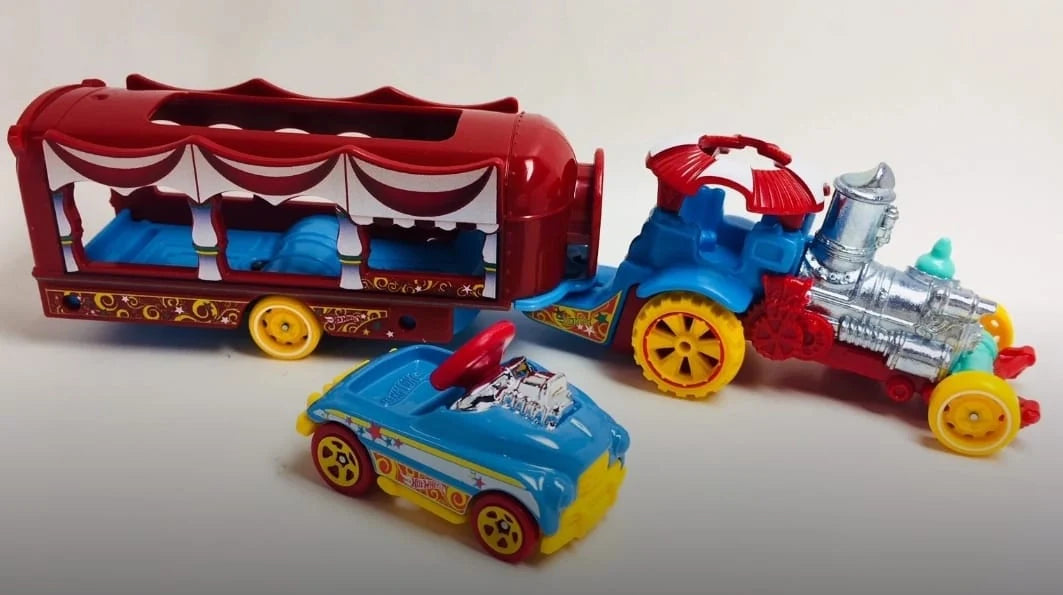 Hot Wheels  Hauler Car-Nival Steamer  Car-Nival Steamer - (Set of Hauler + Car)  Red