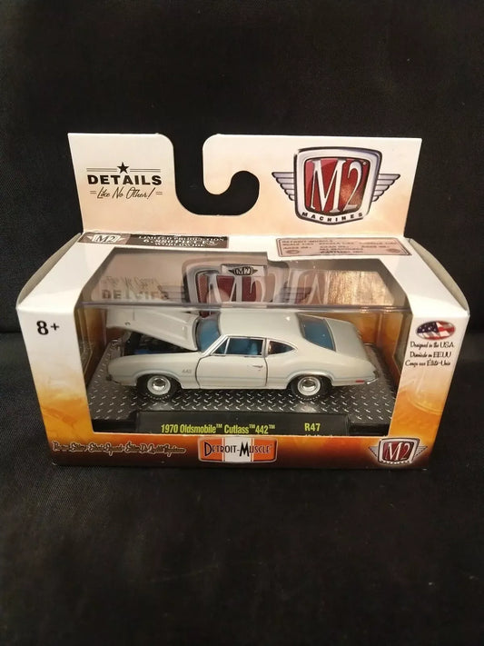 M2 Machines Premium Edition  Oldsmobile Cutlass 442 1970 White 