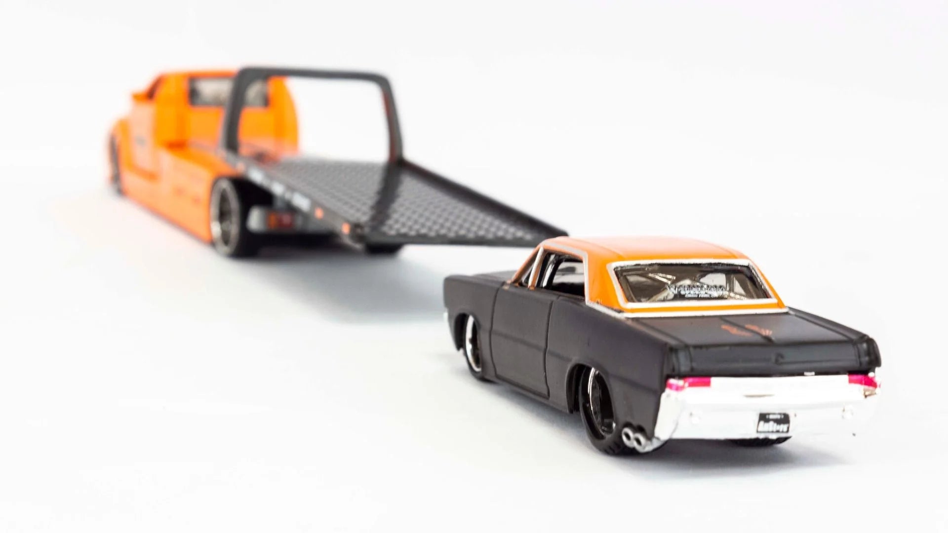 Maisto  Hauler Pontiac Flatbed/Pontiac GTO 1965 Orange & Black