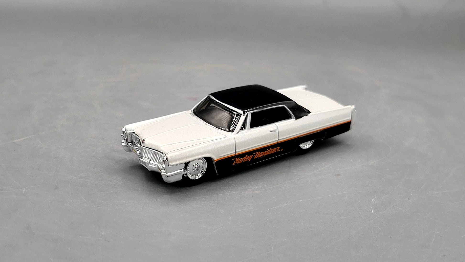 Maisto  H-D Custom Cadillac Deville 1965 Black, White Harley-Davidson Custom