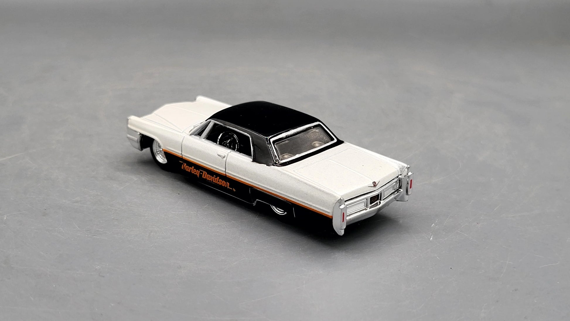 Maisto  H-D Custom Cadillac Deville 1965 Black, White Harley-Davidson Custom