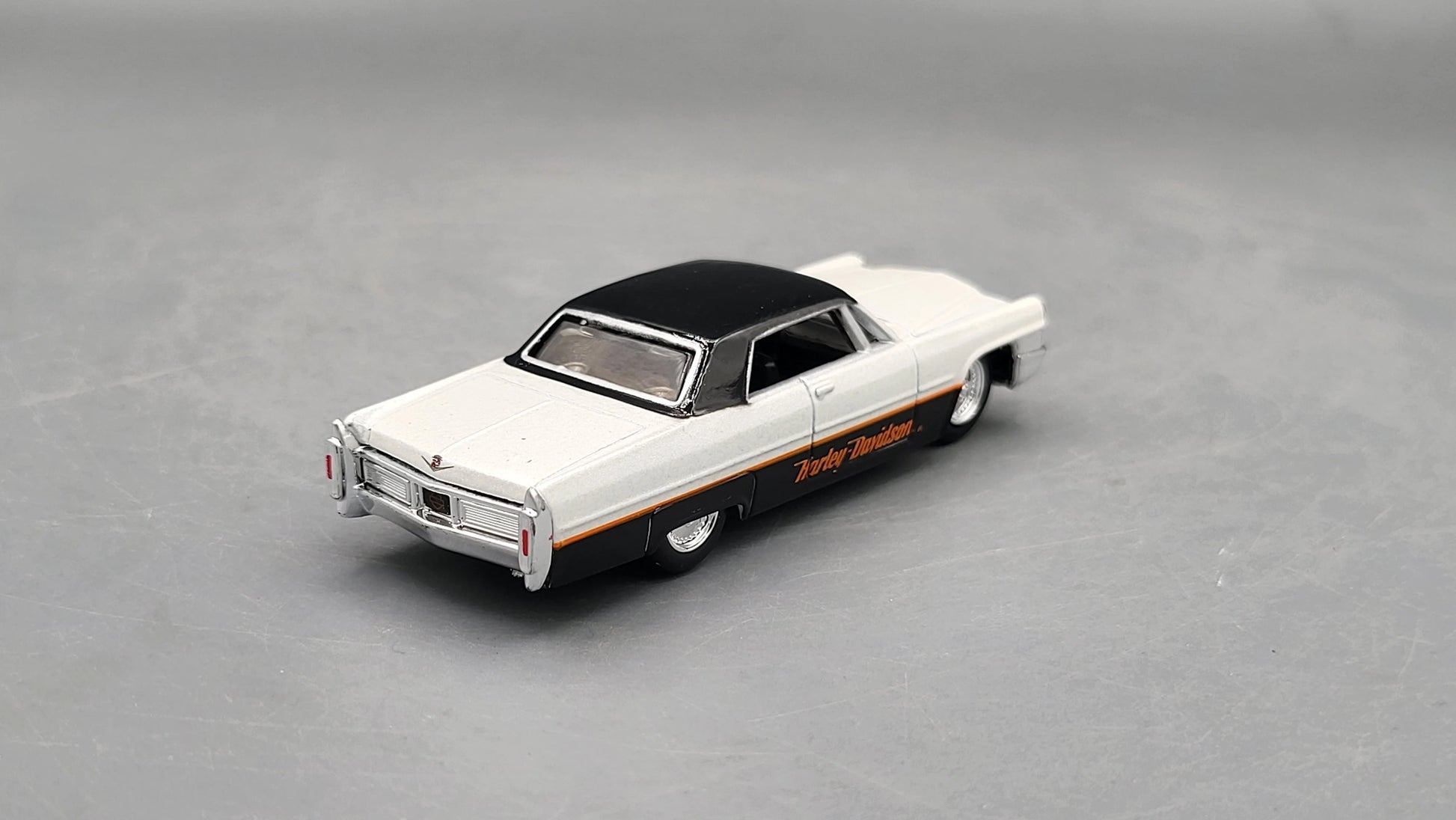 Maisto  H-D Custom Cadillac Deville 1965 Black, White Harley-Davidson Custom