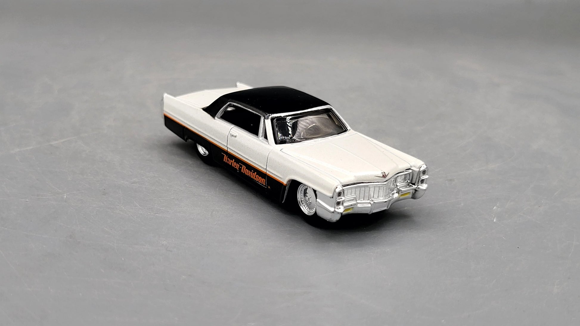 Maisto  H-D Custom Cadillac Deville 1965 Black, White Harley-Davidson Custom