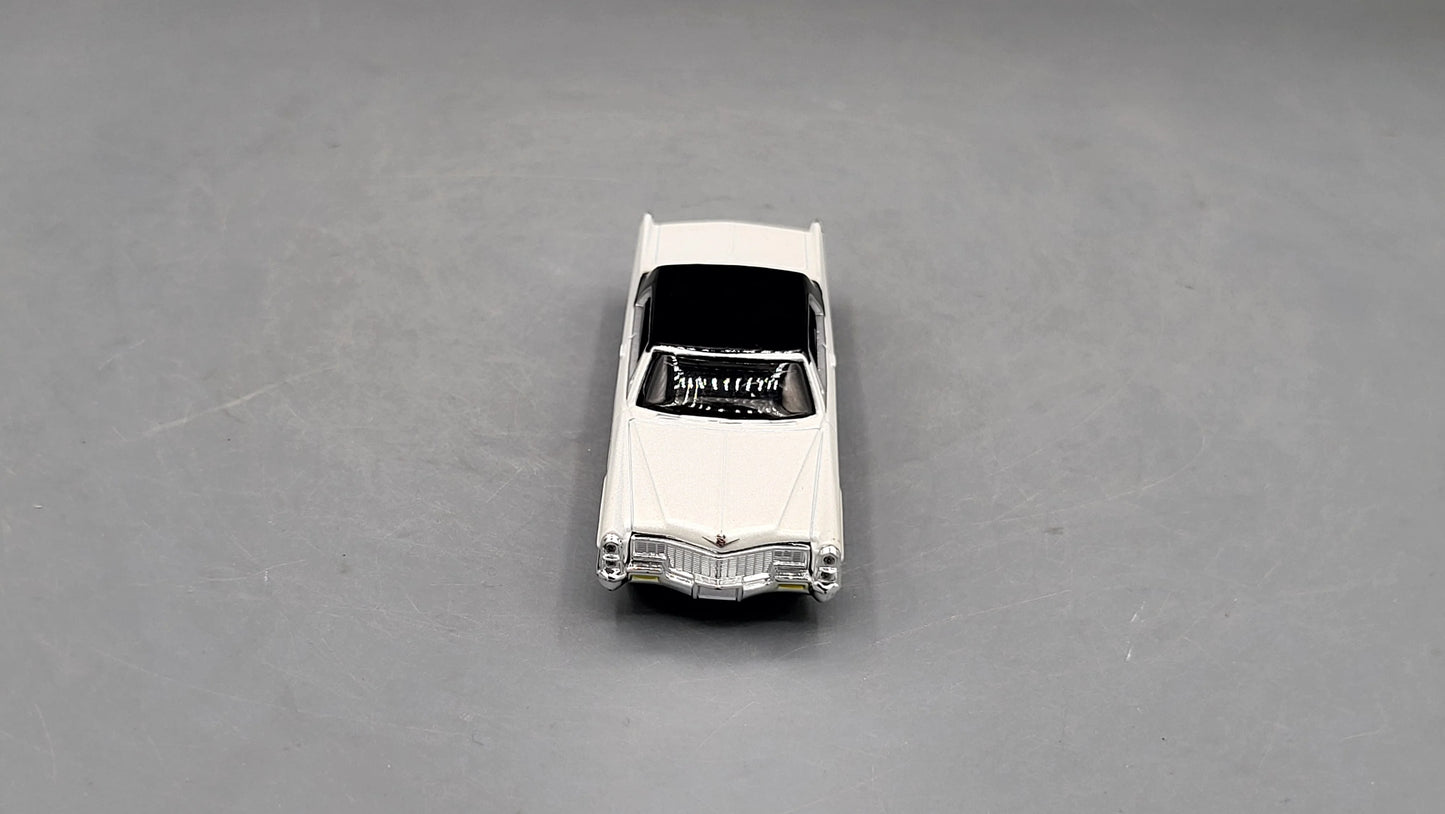 Maisto  H-D Custom Cadillac Deville 1965 Black, White Harley-Davidson Custom