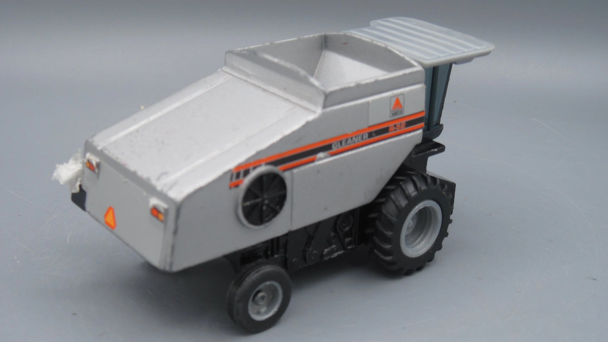 ERTL   AGCO R-52 Gleaner  Silver