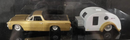 Maisto   Chevrolet Chevrolet Elcamino + Retro Carvan Trailer  Gold, White Tow & Go
