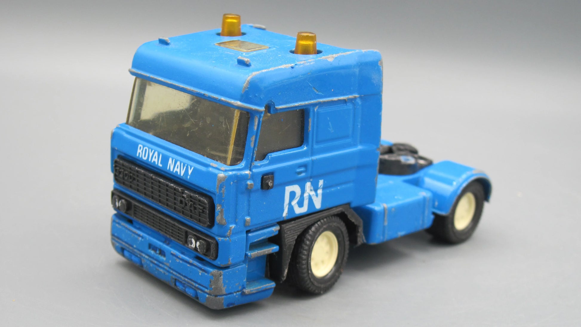 Match Box   DAF 3300 Space Cab  Blue