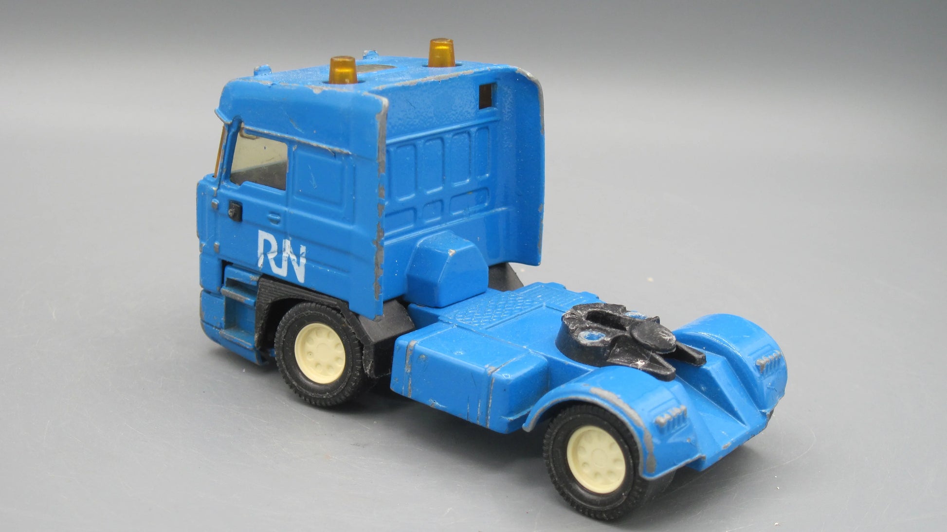 Match Box   DAF 3300 Space Cab  Blue